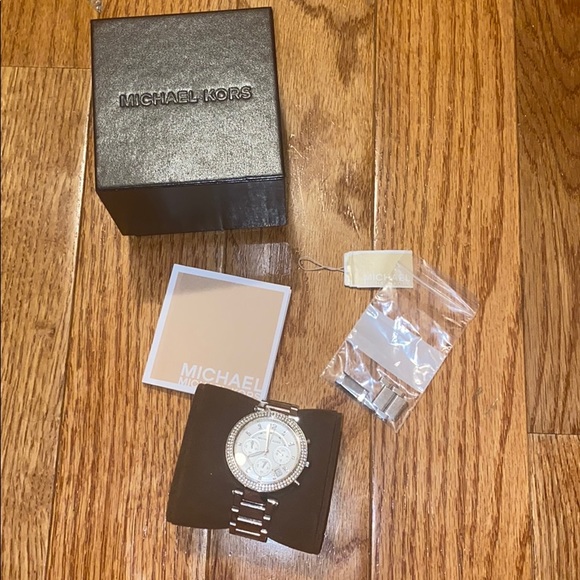 Michael Kors Silver Watch - Picture 1 of 6